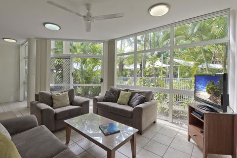 Tropical Nites Holiday Townhouses - Yamba Accommodation 4