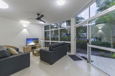 Tropical Nites Holiday Townhouses - Yamba Accommodation 18