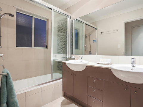 Hamilton Executive - Yamba Accommodation 10