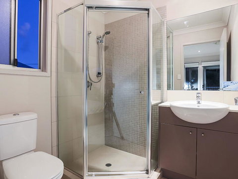 Hamilton Executive - Yamba Accommodation 8