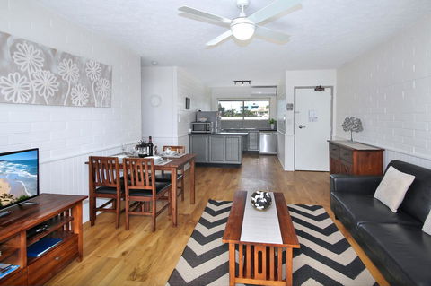 Surf Dance Apartments - Yamba Accommodation 6