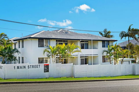 WAVES ON MAIN, 4/1 MAIN STREET - Yamba Accommodation 3