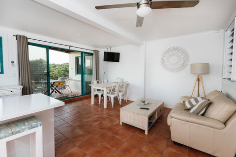 White Waves On The Beach - Yamba Accommodation 1