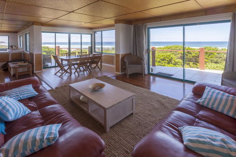 White Waves On The Beach - Yamba Accommodation 3