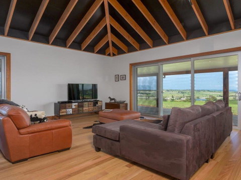 Willowview - Coastal Retreat, Stunning Views - Yamba Accommodation 2