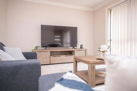 Wonderful Windred Modern, Comfy, Quiet - Yamba Accommodation 3