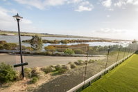 Serenity and sweeping Murray River views