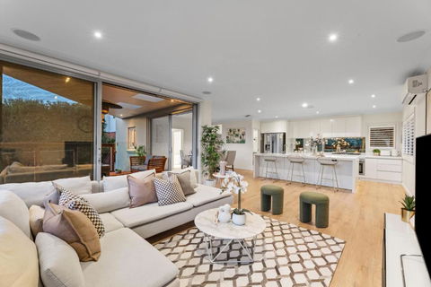 33 Splash & Stay Melbourne Getaway - Yamba Accommodation 3