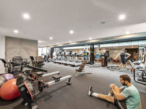 A Chic 2BR Apt Near Southern Cross, With Secure Parking - Yamba Accommodation 3