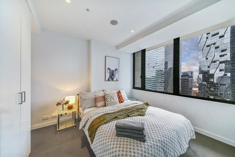 A Chic 2BR Home Near Southern Cross City Views - Yamba Accommodation 3