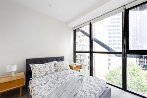 A Comfy 2BR Apt Next To QV & Melbourne Central - Yamba Accommodation 1