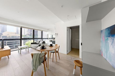 A Comfy 2BR Apt Next To QV & Melbourne Central - Yamba Accommodation 3