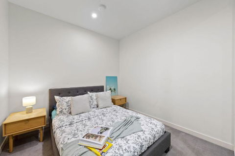 A Comfy 2BR Apt Next To QV & Melbourne Central - Yamba Accommodation 4