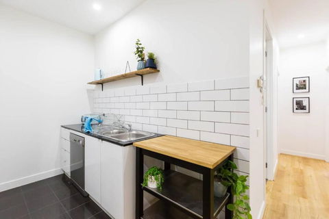 A Coveted Collins Street Pad With Parking - Yamba Accommodation 3