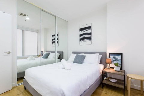 A Coveted Collins Street Pad With Parking - Yamba Accommodation 4