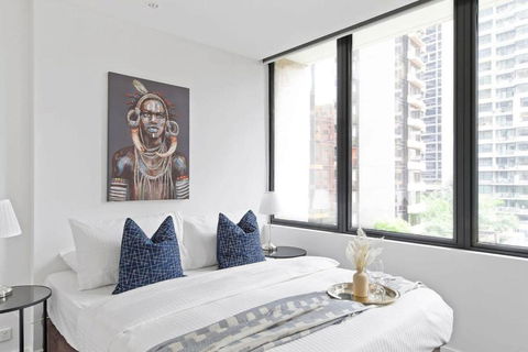A Cozy 2BR Apt Opposite Southern Cross Station - Yamba Accommodation 0