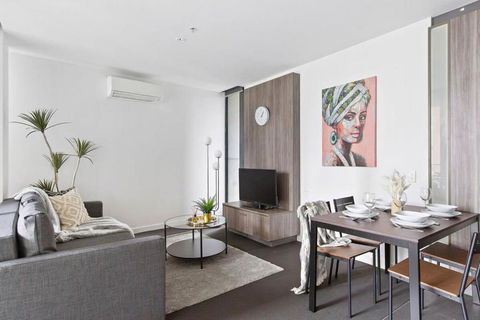 A Cozy 2BR Apt Opposite Southern Cross Station - Yamba Accommodation 3