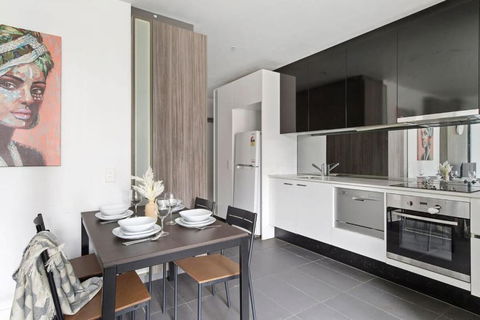 A Cozy 2BR Apt Opposite Southern Cross Station - Yamba Accommodation 4