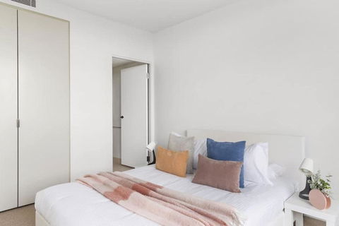 A Cozy 2BR Apt With Free WiFi In Prime Melbourne - Yamba Accommodation 4