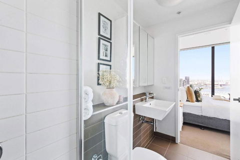 A Cozy 2BR Apt With Harbour Views And FREE Parking - Yamba Accommodation 4