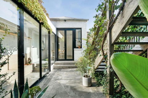 A Designer Terrace House By Edinburgh Gardens - Yamba Accommodation 3