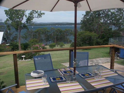 A LAKEHOUSE ESCAPE - A Waterfront Reserve On Shores Of Lake Macquarie - Yamba Accommodation 1