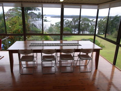 A LAKEHOUSE ESCAPE - A Waterfront Reserve On Shores Of Lake Macquarie - Yamba Accommodation 3