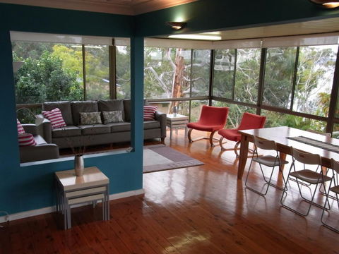 A LAKEHOUSE ESCAPE - A Waterfront Reserve On Shores Of Lake Macquarie - Yamba Accommodation 2
