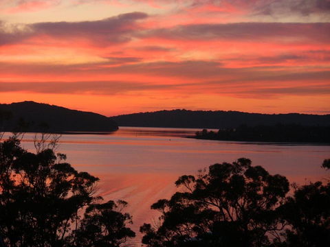 A LAKEHOUSE ESCAPE - A Waterfront Reserve On Shores Of Lake Macquarie - Yamba Accommodation 0