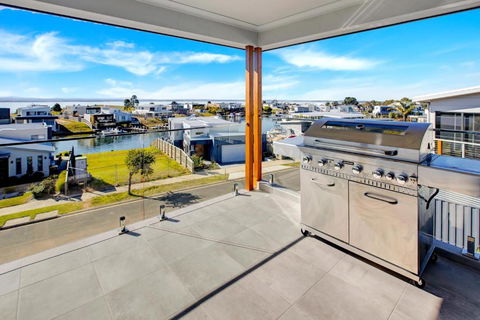 A Magnetic Retreat - Yamba Accommodation 3