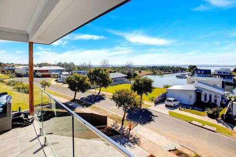 A Magnetic Retreat - Yamba Accommodation 4