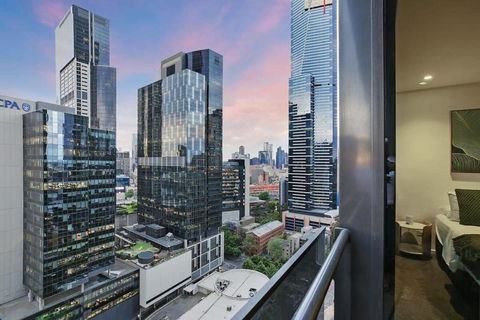 A Modern 2BR Apt With City Views FREE Parking - Yamba Accommodation 1