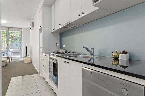 A Modern & Comfy Studio Next To Darling Harbour - Yamba Accommodation 4