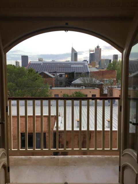 A Quiet King Room With Julia Balcony And Free Parking - Yamba Accommodation 3
