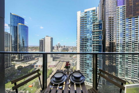 A Stylish 2BR Apt With City Views In Southbank - Yamba Accommodation 0