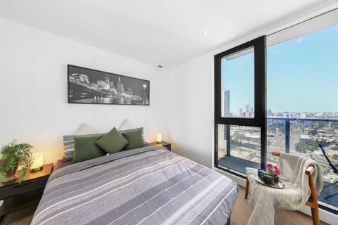 A Stylish 2BR Apt With City Views In Southbank - Yamba Accommodation 2