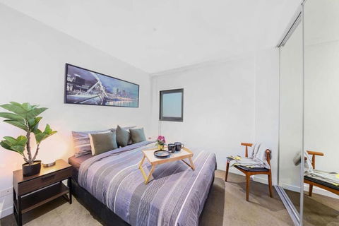 A Stylish 2BR Apt With City Views In Southbank - Yamba Accommodation 4