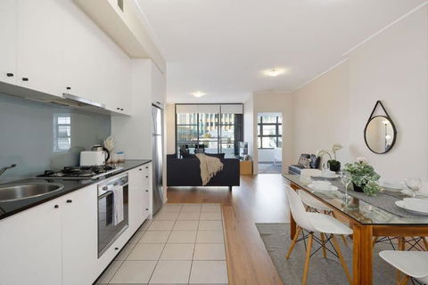 A Stylish & Bright Suite Next To Darling Harbour - Yamba Accommodation 1
