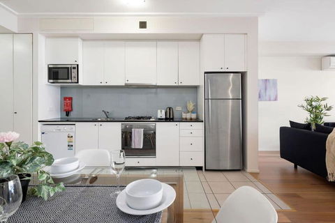 A Stylish & Bright Suite Next To Darling Harbour - Yamba Accommodation 4