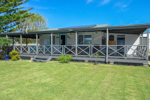 A Wave From It All - Yamba Accommodation 2