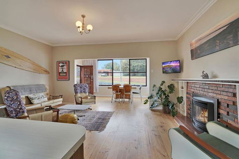 A Wave From It All - Yamba Accommodation 2