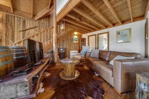 Aarlaur 2 - Charming 2BR Rustic Home L Bath L Fire Pit L WiFi L Air-Con - Yamba Accommodation 1