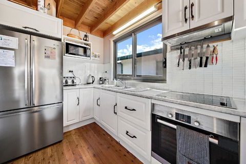 Aarlaur 2 - Charming 2BR Rustic Home L Bath L Fire Pit L WiFi L Air-Con - Yamba Accommodation 4