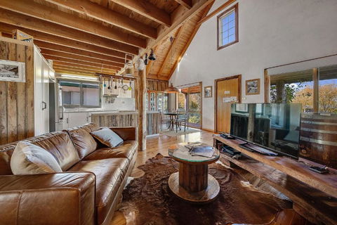 Aarlaur 2 - Charming 2BR Rustic Home L Bath L Fire Pit L WiFi L Air-Con - Yamba Accommodation 0