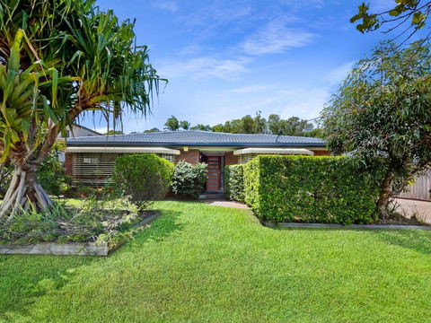 Absolute Beach Front Home -Dogs, Surf, Relax, Bush - Yamba Accommodation 4