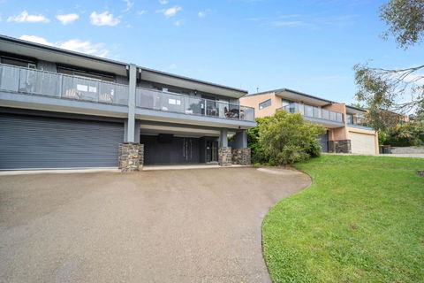 Acacia 2 - Modern 3BR Townhouse L Bath L WiFi L BBQ L Foxtel - Yamba Accommodation 1