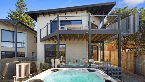 Achilles - Yamba Accommodation 0