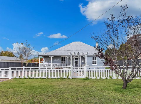 Addisons Stanthorpe With Hot Tub - Yamba Accommodation 0