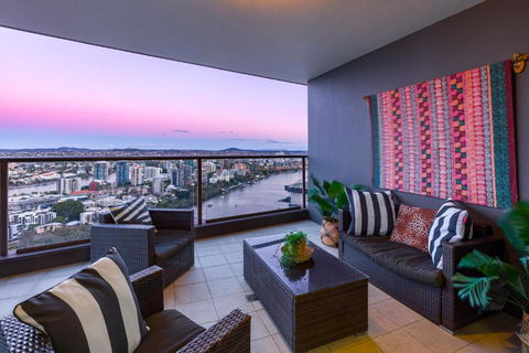 African Escape On Level 38 - Balcony With Views - Yamba Accommodation 3
