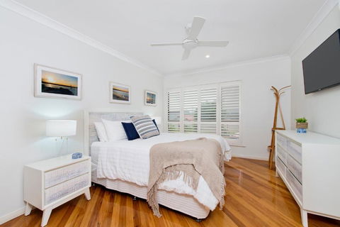 Adrift At Dolphin Cove Apt 5 - Riverfront Modern - Yamba Accommodation 4